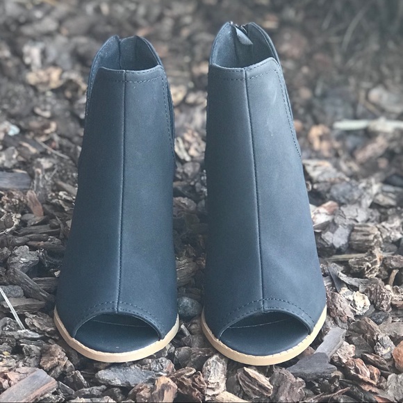 Side cut out peep toe booties - Picture 2 of 7